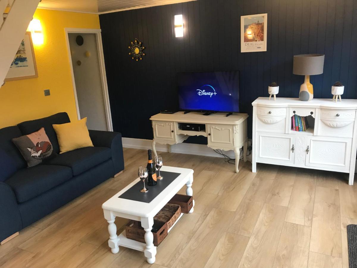 Foxes Sea Side Retreat Deluxe Chalet Is A Lovely Holiday Home Tucked Away On The Kent Coast Kingsdown  エクステリア 写真